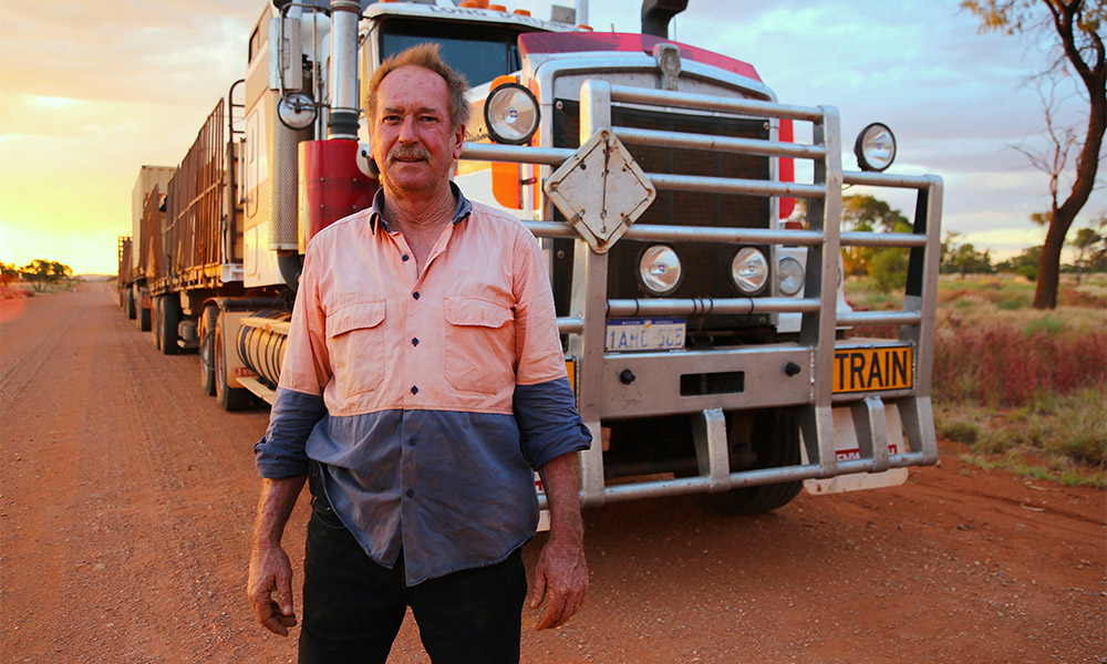 „Ciężarówką po bezdrożach Australii”: z nimi przeniesiesz całe domy